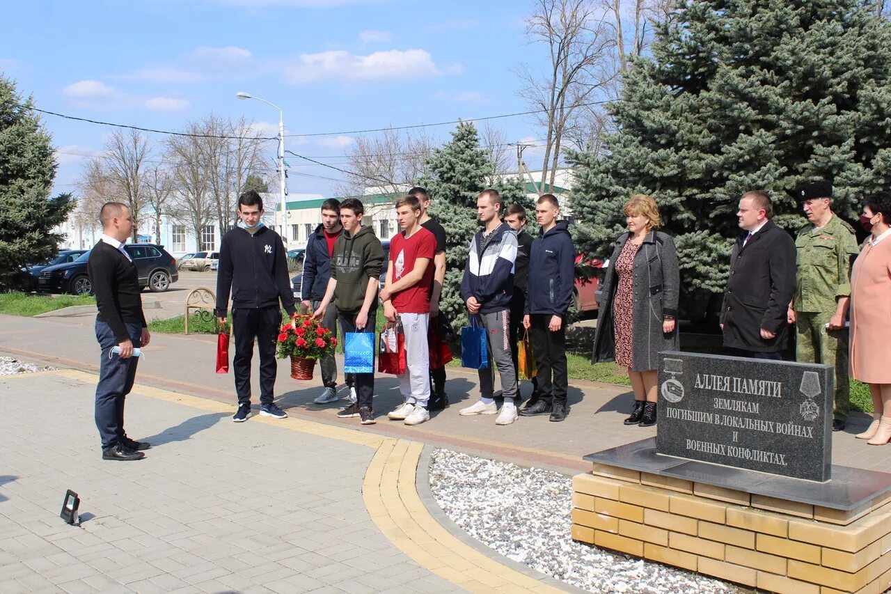 Новопокровский районный краснодарского края. Станица Новопокровская Краснодарский край. Вечный огонь станица Новопокровская Краснодарский край. Аллея славы станица Новопокровская. Краснодарский край Новопокровский район станица Новопокровская.