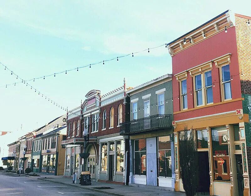 The is located in street near the. Улица Мейн стрит в Диснейленде. Миллбрук Мейн стрит. Фирма main Street. Улица во Ohio.