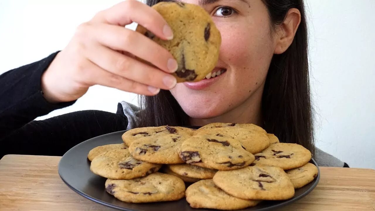 Hungry печенье с молоком. Eating cookie. Печенье eat me. Cookies ASMR. Eating cookies