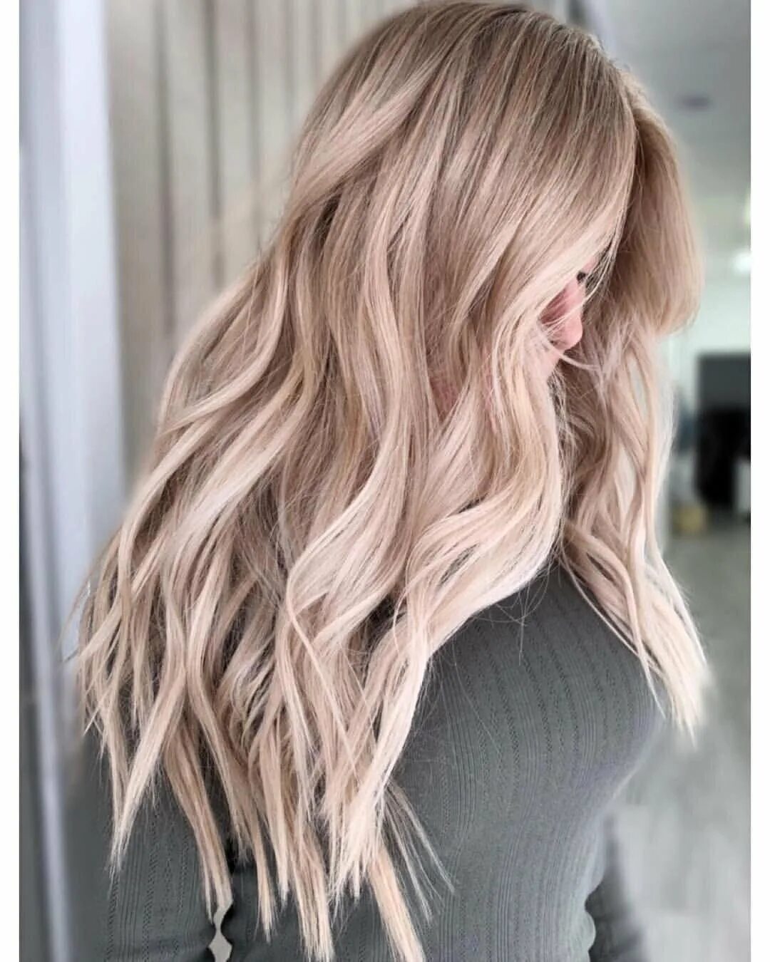 Бежевый блонд. Холодный бежевый цвет волос. Балаяж шампань. Бежевый блонд. Бежевые оттенки волос.