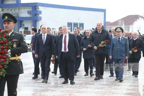 С участием официальных лиц