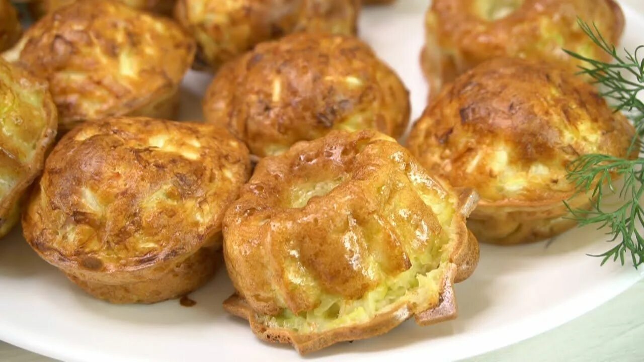 Маффины из цветной капусты. Маффины с капустой и ветчиной. Капустные маффины. Капустные кексы в силиконовых формочках. Маффины из капусты белокочанной.