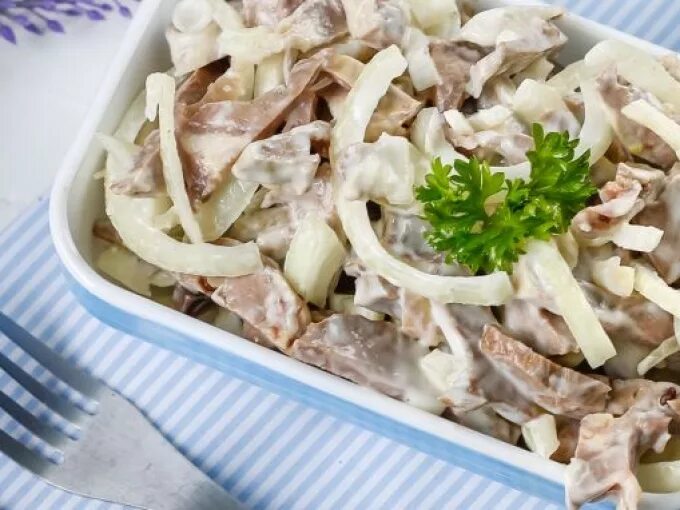 Салат мясо с луком. Салат свадебный деревенский. Мясной салат с луком. Мясной салат с луком. Салат с говядиной и маринованными огурцами.