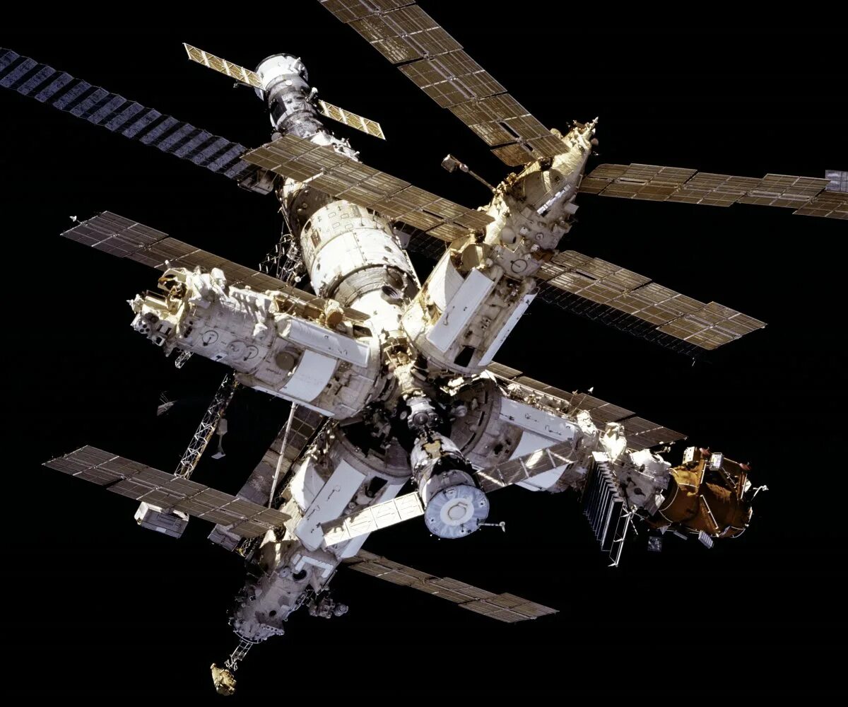 Международная космическая станция находящаяся на околоземной орбите. Станция мир 1986. МКС мир. Станция мир в космосе.