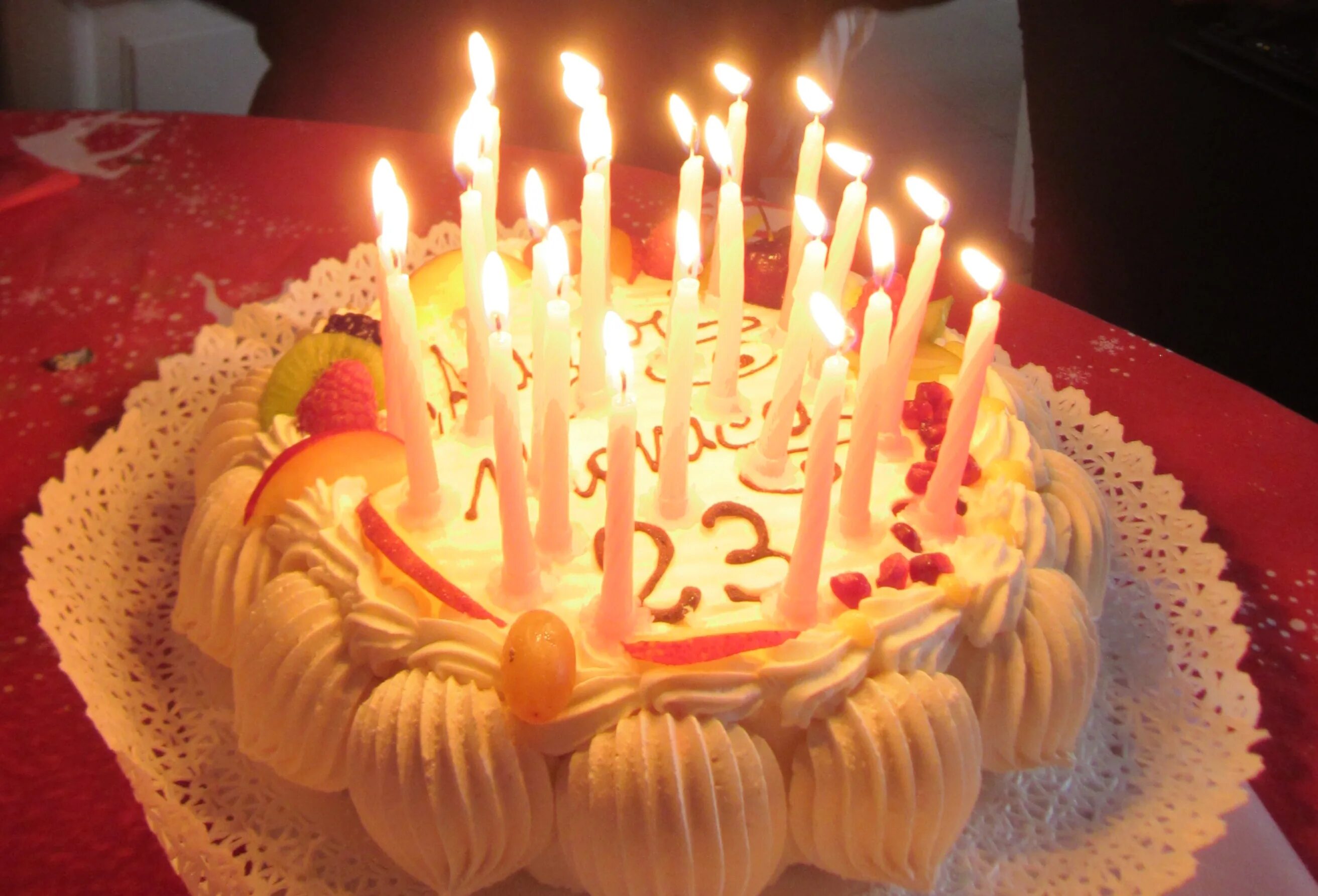 Видео торт свечи. Свечи для торта. Торт со свечками. Свеча в торт "с днем рождения". Тортик со свечами с днем рождения.