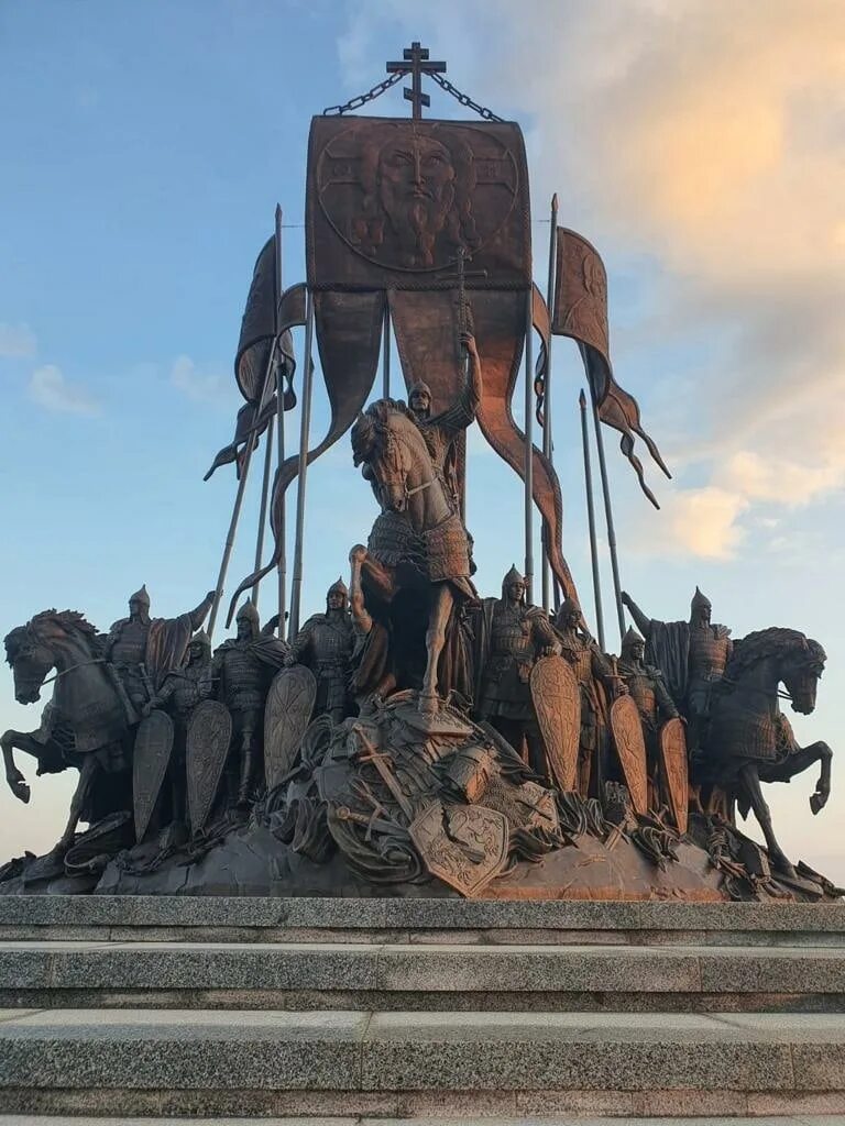 Памятник александру невскому в пскове на чудском озере. Монумент ледовое побоище в пскове. Памятник невскому в пскове на чудском озере. Памятник александру невскому на чудском озере новый 2021. Мемориал на чудском озере александру невскому.