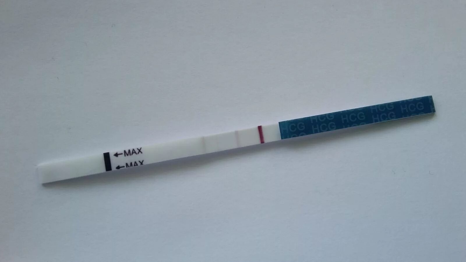 Маленький тест на беременность. Фото маленький тест беременности. Маленький тест на беременность. Тестер на беременность. Тест на беременность 2 полоски на ранних сроках.