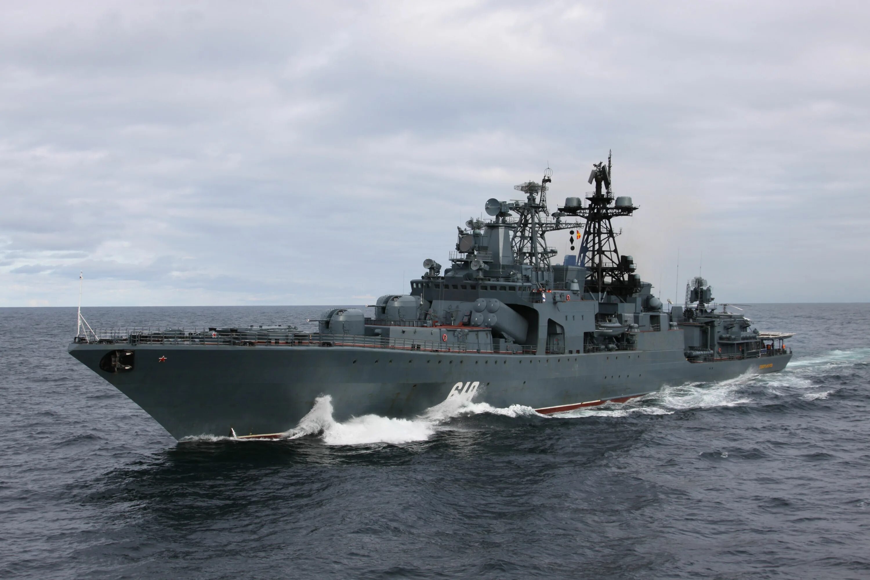 Большой противолодочный корабль фото Powerful Russian Navy Ship 810 Smetlivy in Action