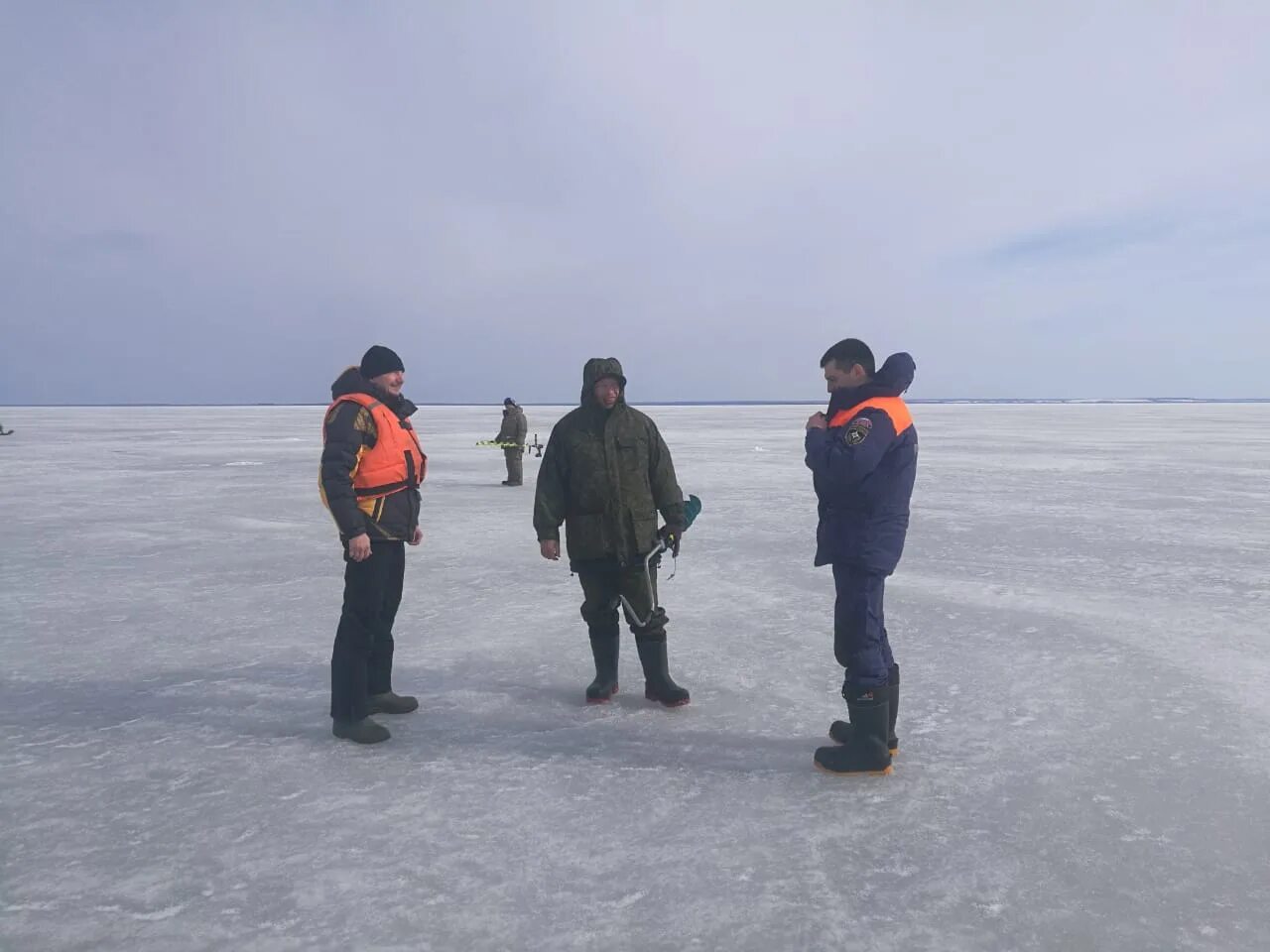 Выход на лед на рыбинском водохранилище