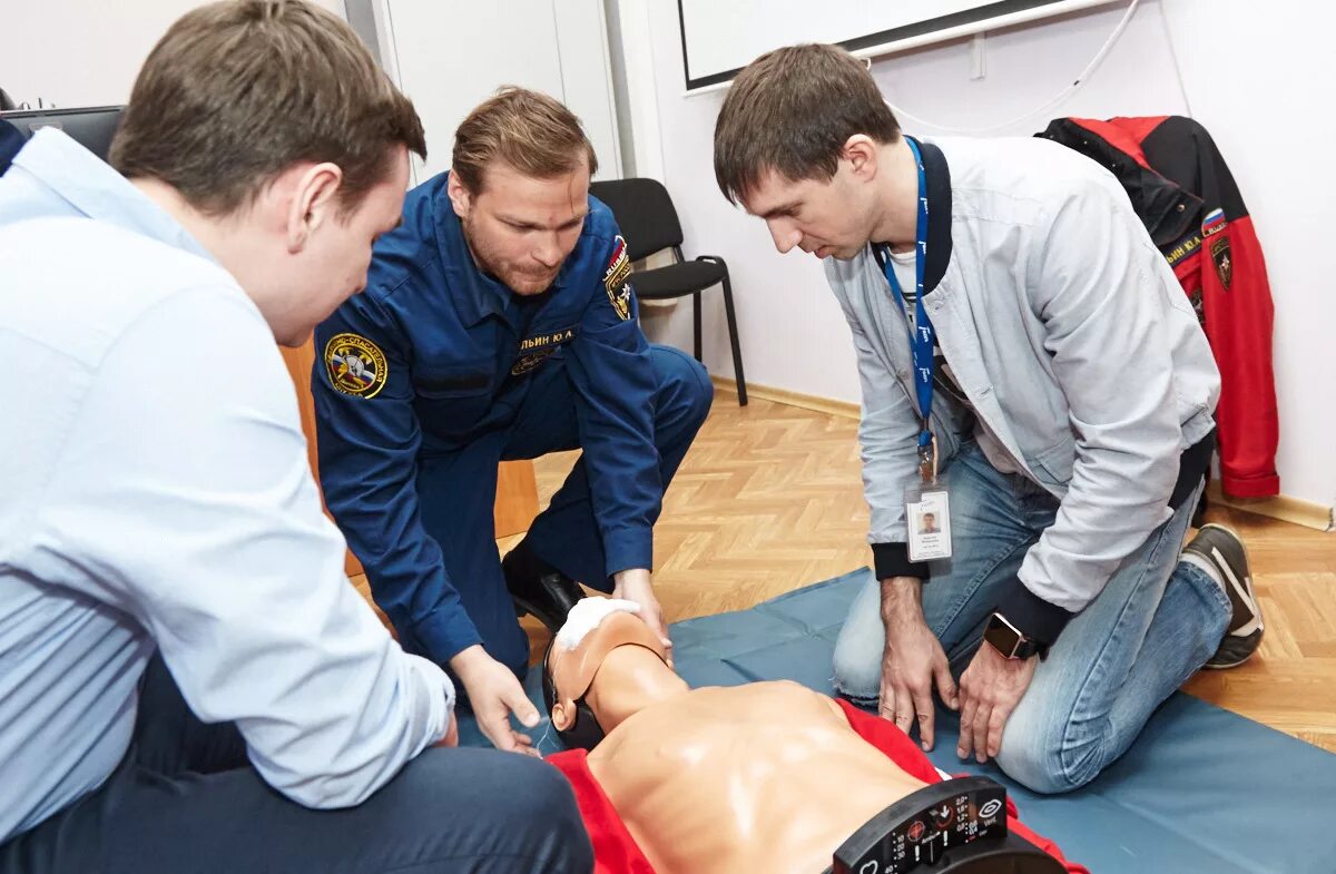 Перед началом оказания первой помощи водителю следует. Оказание первой помощи. Оказание первой мед помощи. Оказание первой доврачебной помощи. Ооказание первой помощи".