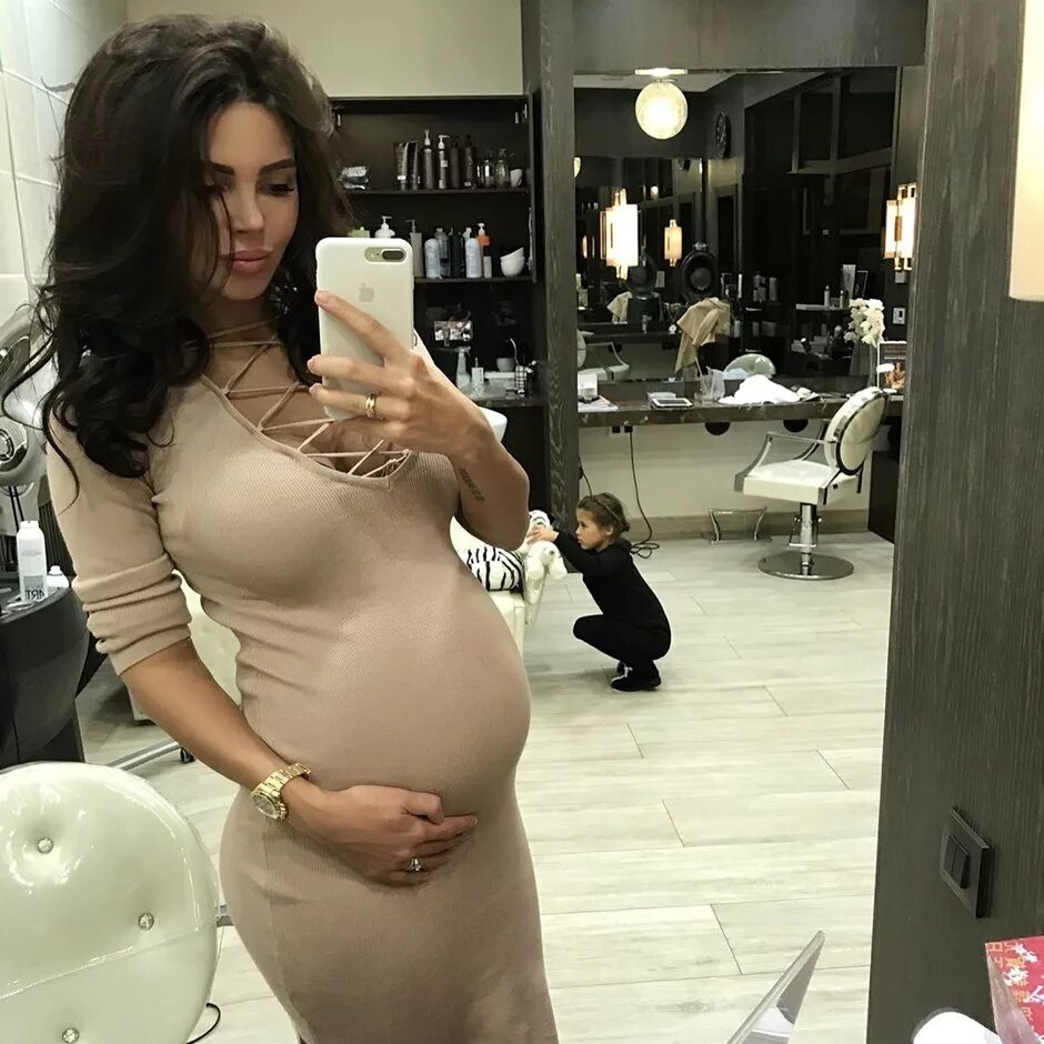 Беременная блондинка. Стильный образ беременной. Беременные блоггеры. Беременный инстаграм. Беременная в платье.