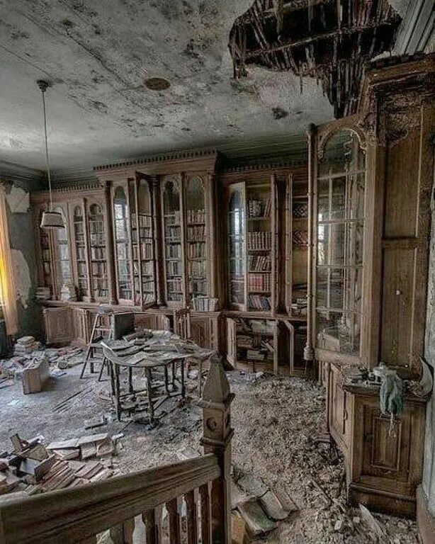 Заброшенный особняк manor house зимой. Старый дом. Старый деревянный домик. Дом с тех времен. Запустение.