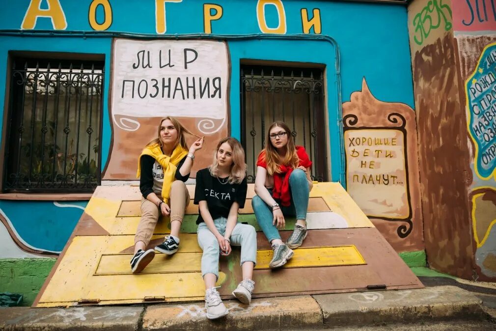 Дворик барда нельсона. Двор нельсона питер. дворик нельсона на петроградке. нельсон спб. бард нельсон.