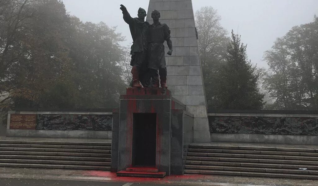 Осквернил статую. Прага памятник советским воинам-освободителям. осквернили памятник советским  в чехии. памятники воинам освободителям чехии. памятник советскому солдату в праге.