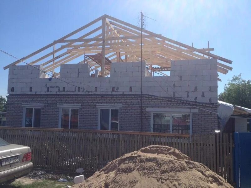 Лестница черновая в доме. Кран для подъема бруса. Черновой потолок в частном доме. Подъем газосиликатных блоков на 2 этаж. Одномаршевая лестница на 2 этаж.