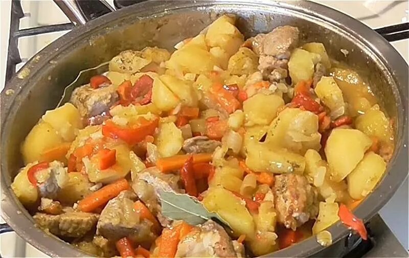 Жаркое из свинины с картошкой в кастрюле. Тушёная картошка с мясом. Жаркое в казане с картошкой и свининой. Тушёная картошка с мясом в казане. Картофель тушеный в казане