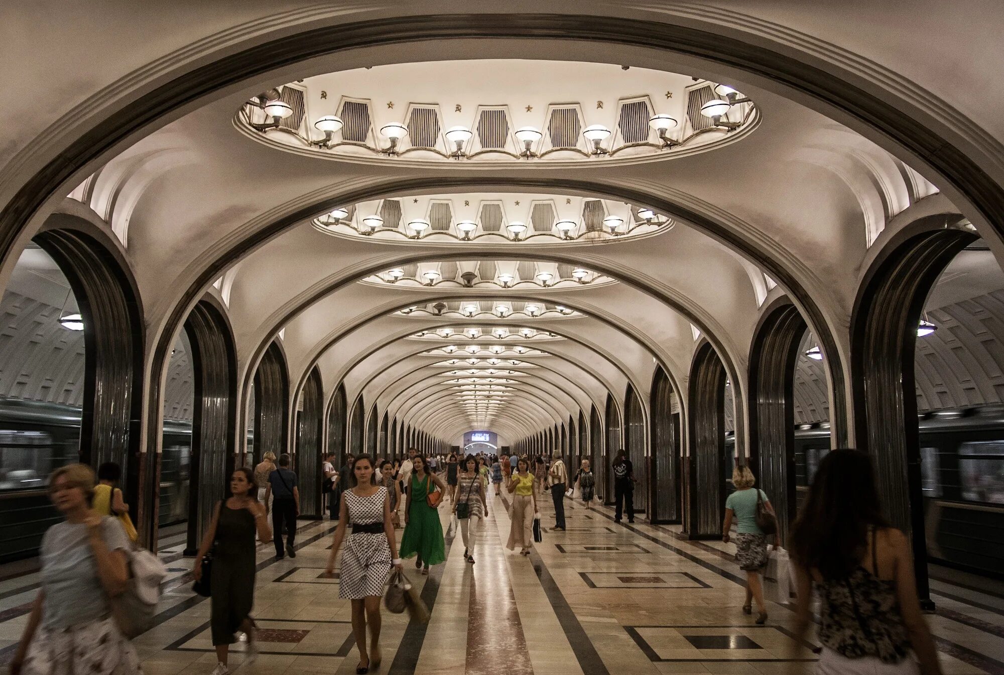 Маяковская (Замоскворецкая линия). Метро Маяковская Москва. Станция метро Маяковская. Маяковская станция метро Москва. Магазин метро маяковская