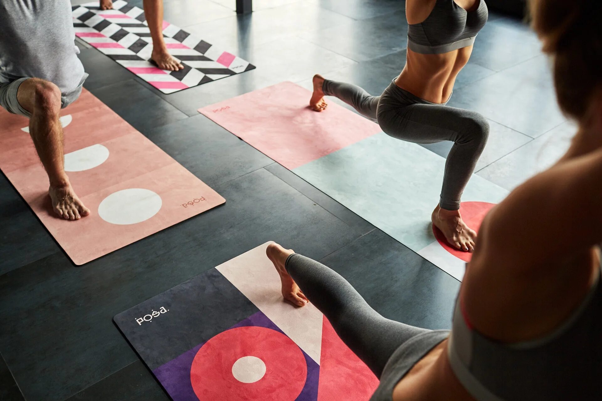 Коврик для тренировки. Атрибуты йогов. Интерьер йога студии. Девушка с ковриком для йоги. Девушка в позе лотоса силуэт.