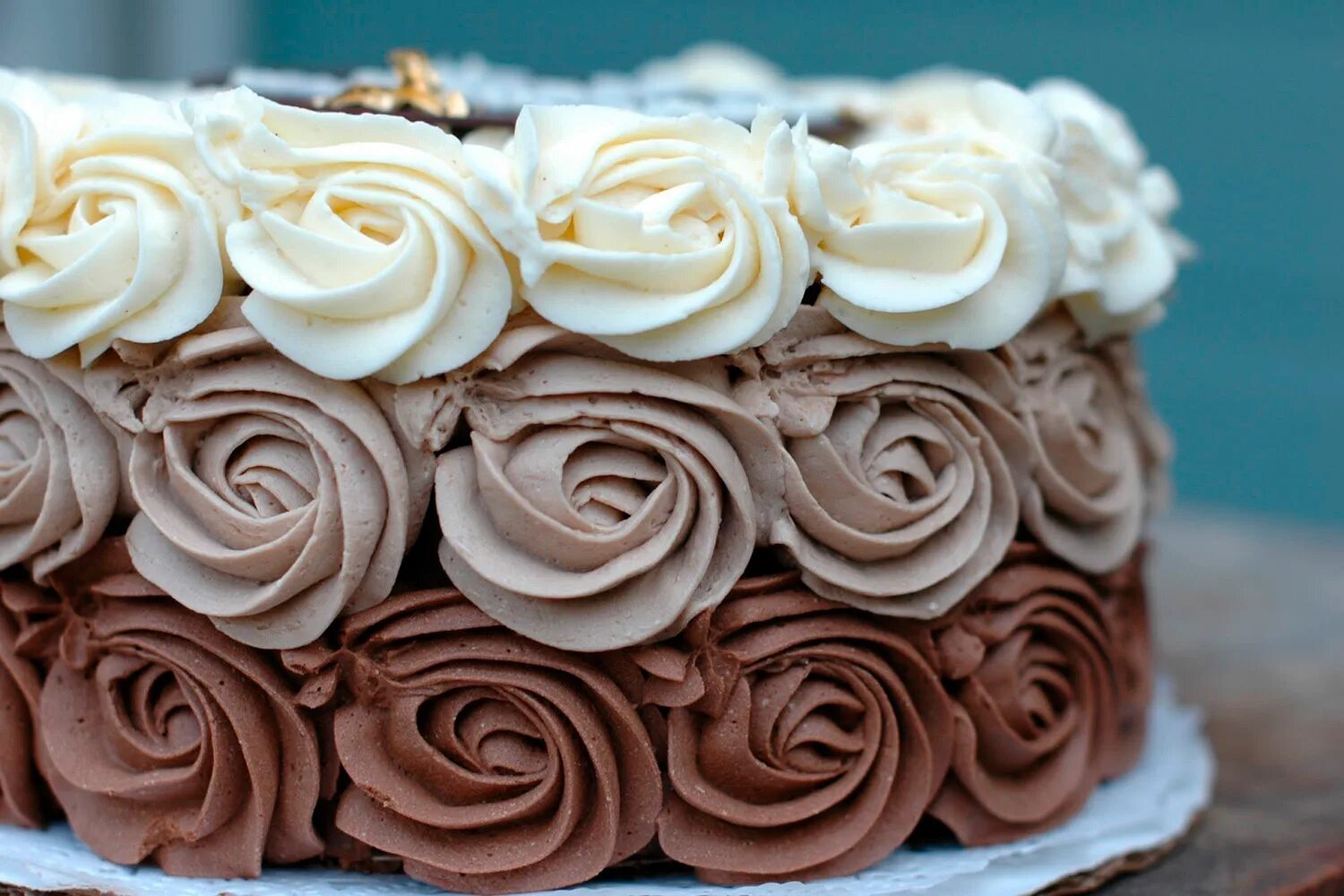 Кремовые украшения. Украшение торта. Украшение торта розами. Торт с розами из крема. Украшение торта кремовыми розами.