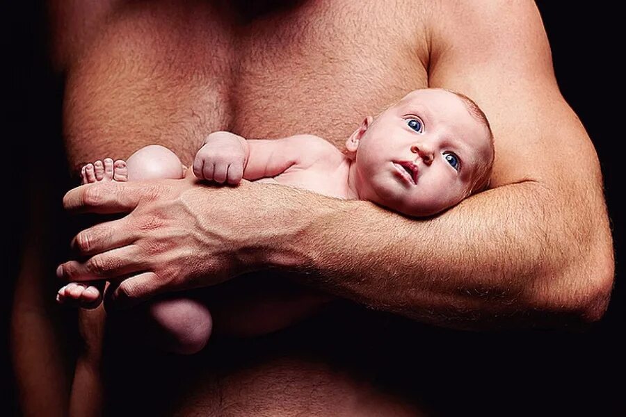 Сколько мужчин рожали детей. Мужчина с младенцем. Здоровые мужчины для рождения детей. Мужчина с малышом. Мужчина с ребенком на руках фото.