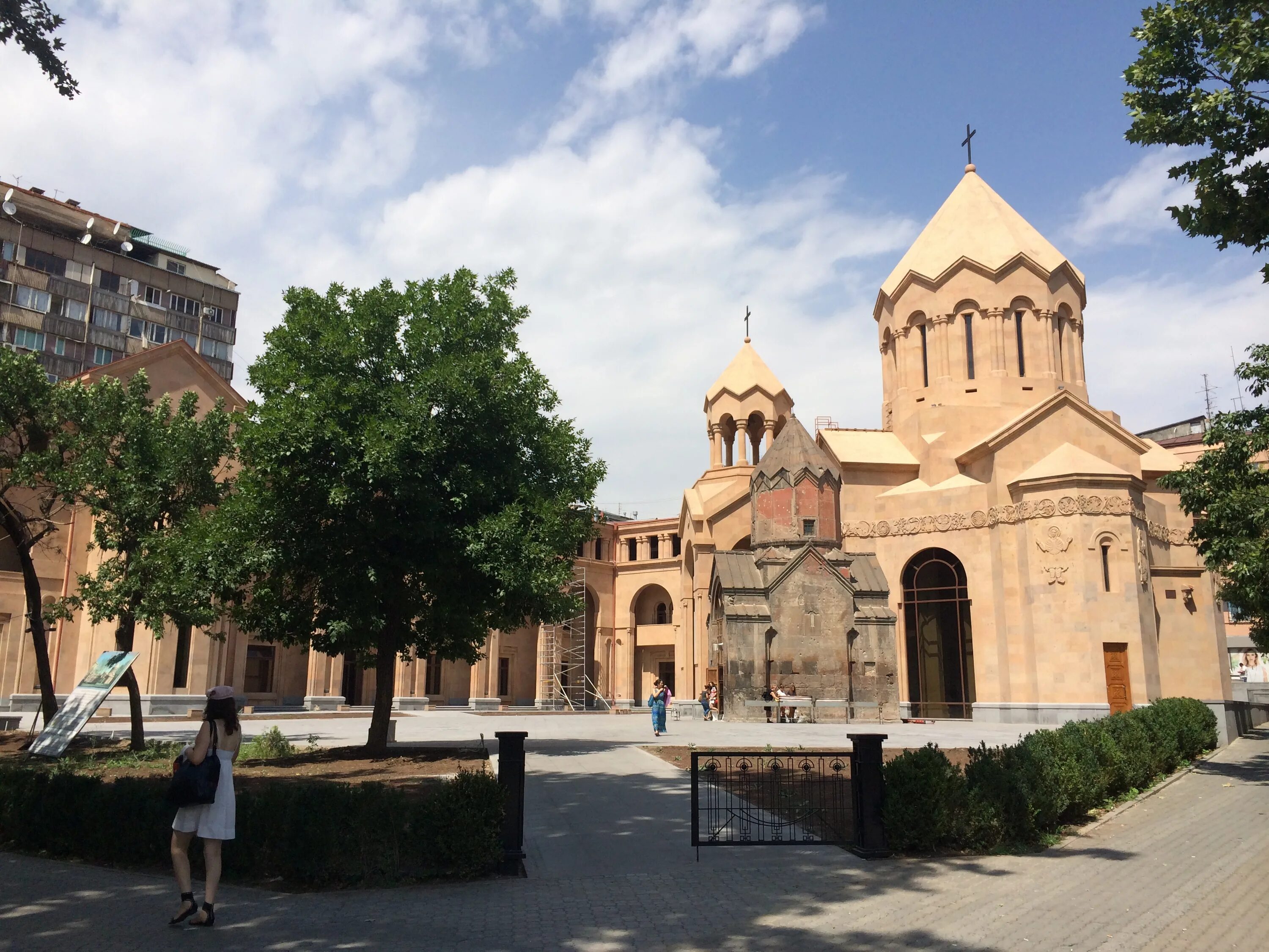 Церковь Святой Богоматери Катогике в Ереване. Храм в Ереване на улице Саят-Нова. Церковь Катогике, Ереван церкви Еревана. Саят нова ереван