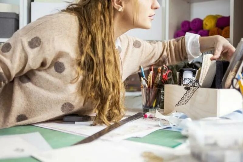 Phrasal verbs looking. Look through is. Фразовый глагол look. Lookin lens. Детский бинокль мальчики.