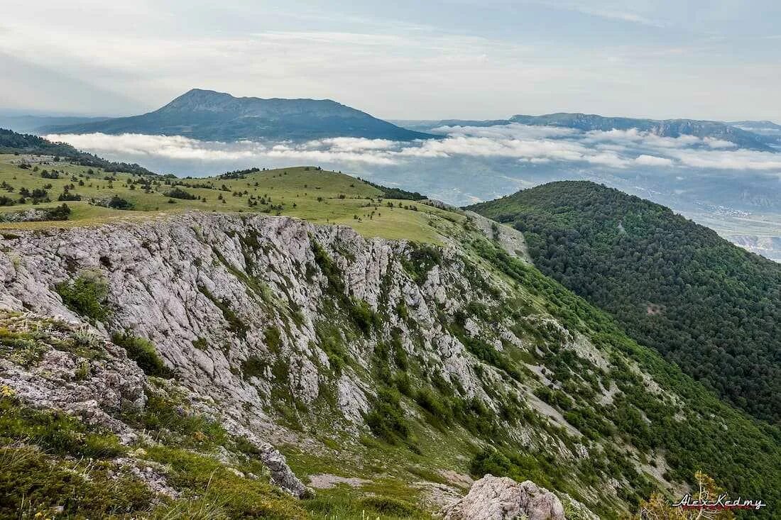 Самая высокая точка полуострова крым. Горный массив Бабуган-яйла. Бабуган гора в Крыму. Крымские горы Бабуган яйла. Караби-яйла Крым.