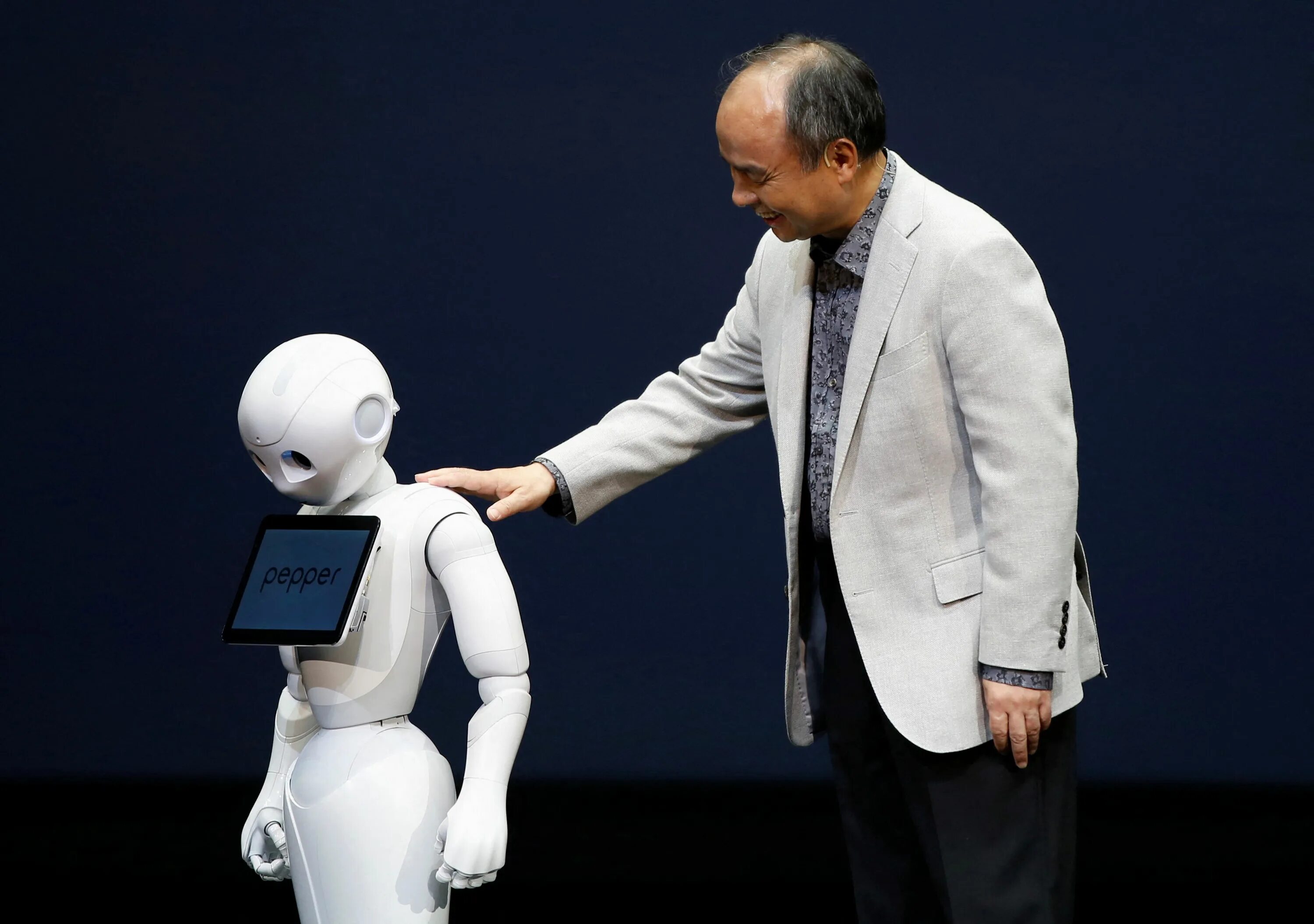Робот общаться. Человекоподобный робот. Человекоподобные роботы в Японии. Робот Пеппер. Эмоциональный робот.