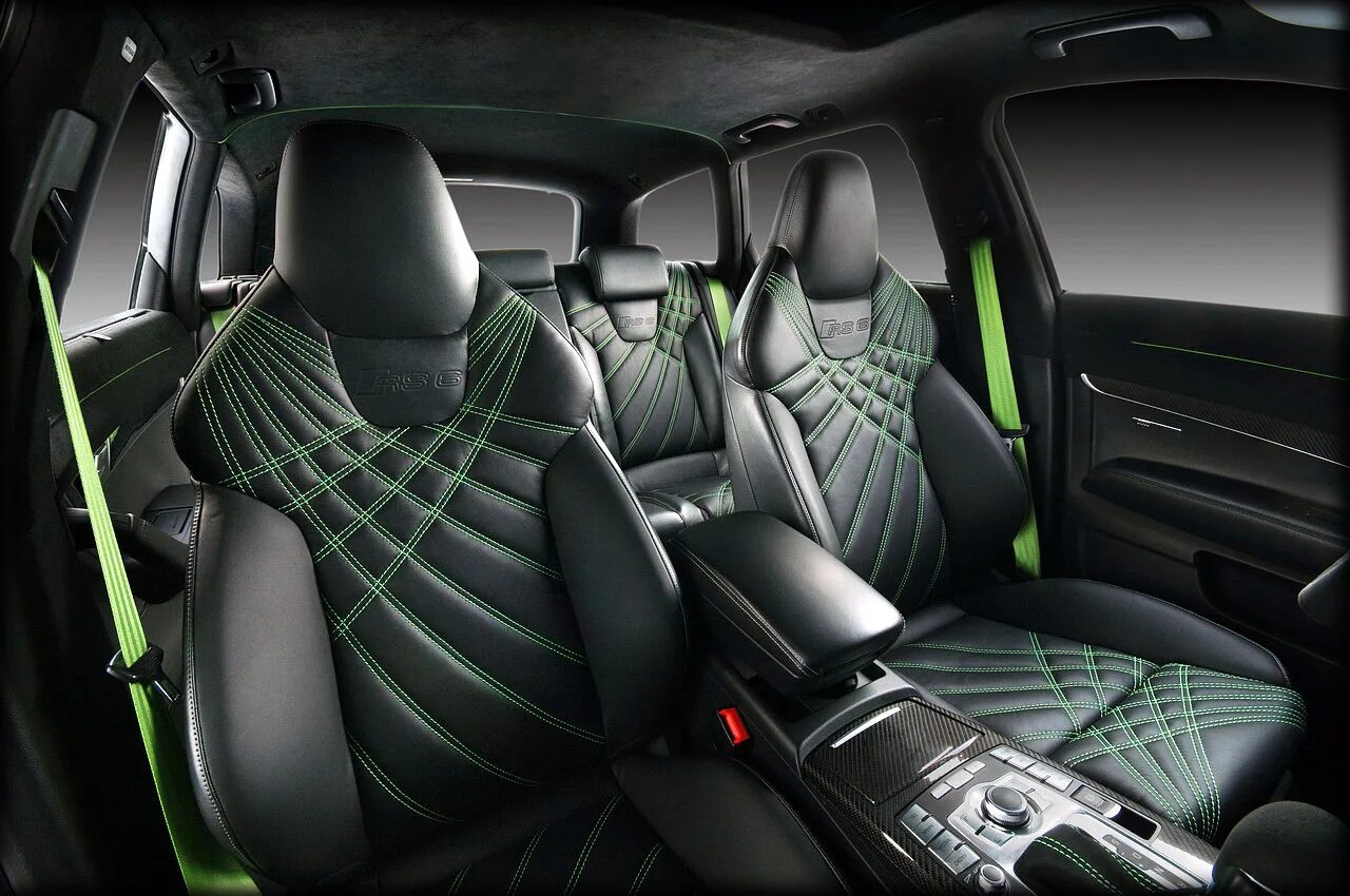 зеленый салон автомобиля