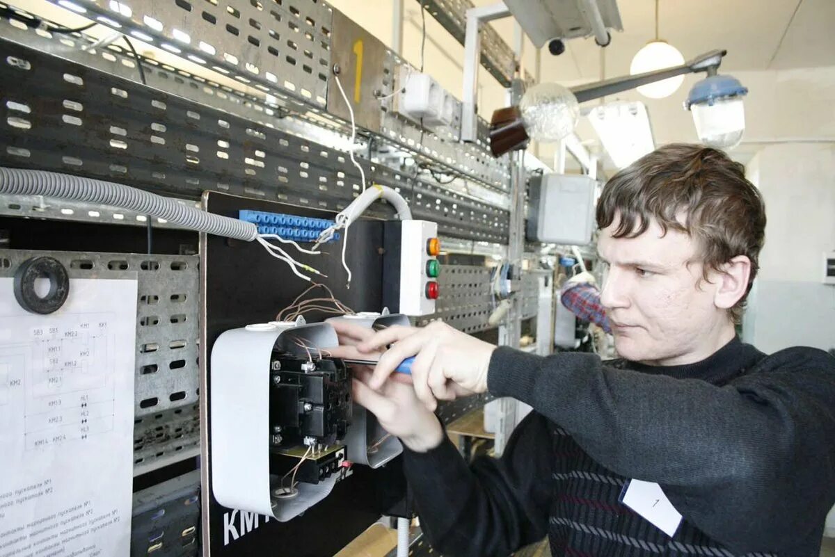 Электромеханик вуз. Электромонтер по ремонту и обслуживанию электрооборудования. Занятие по электротехнике. Электромонтер. Инженерные специальности в вузах.