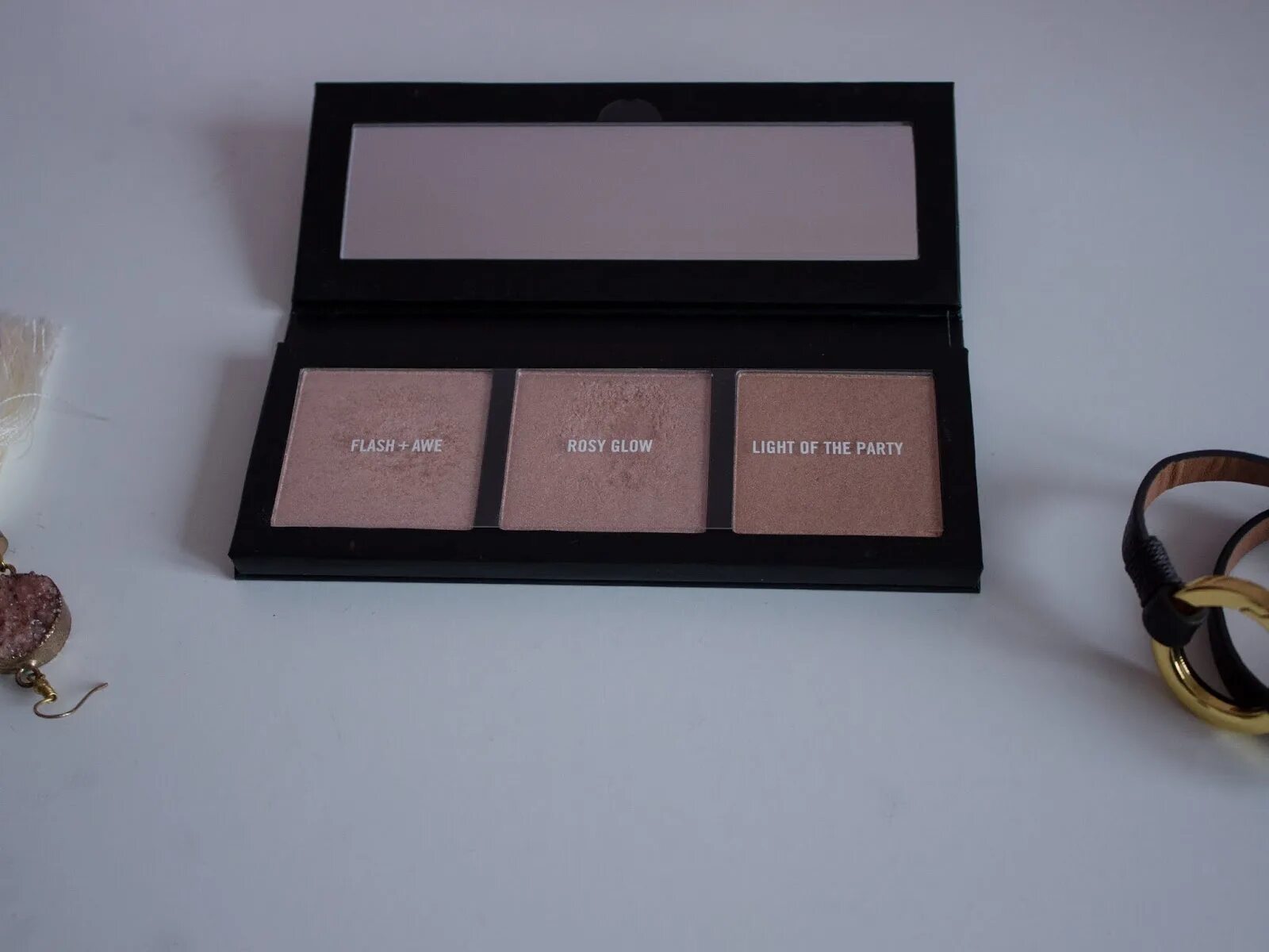 Hyper real mac. Mac hyper real glow palette. хайлайтер mac hyper real glow. mac палетка хайлайтеров. mac hyper real glow свотчи.