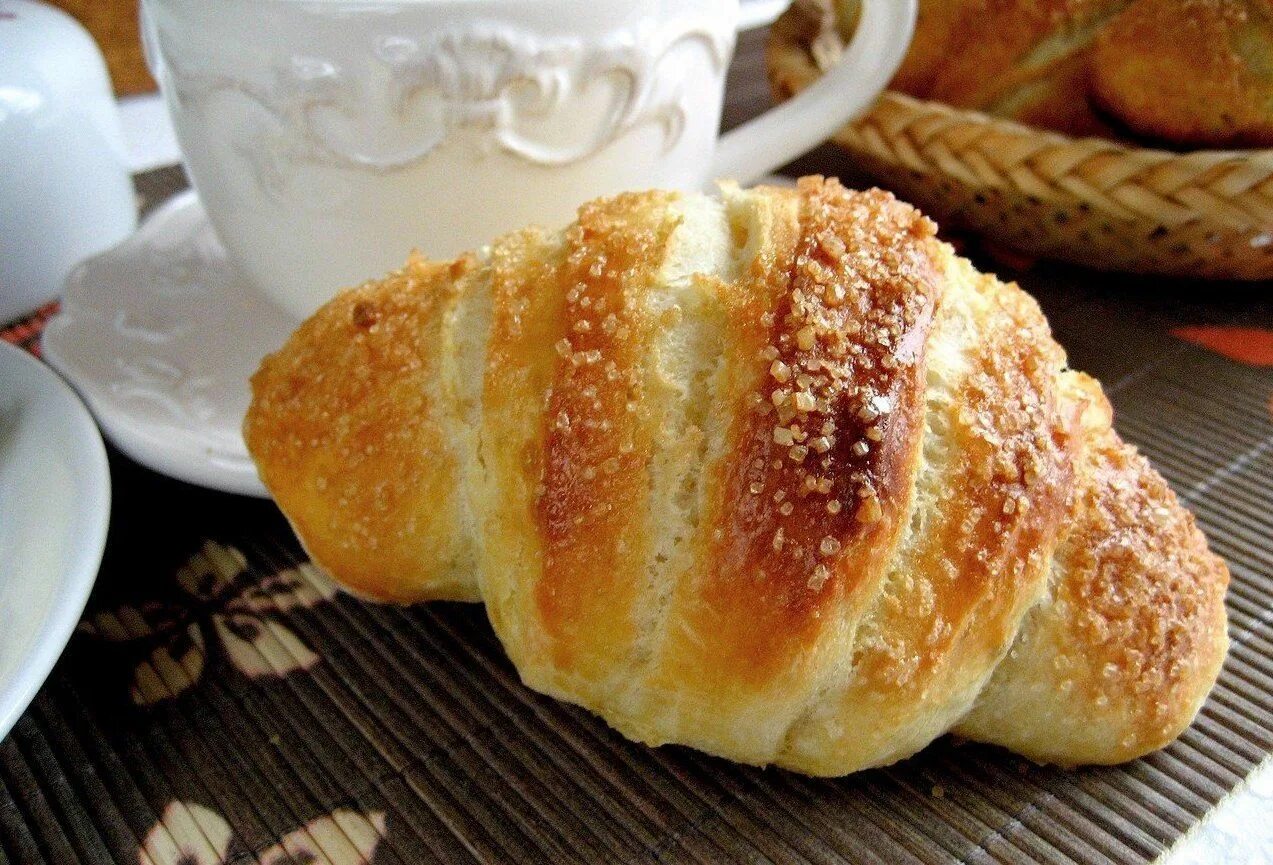 Булочки к чаю самые. Сдобная булочка. Булочки завитушки. Булочки домашние сладкие. Булочки к чаю.