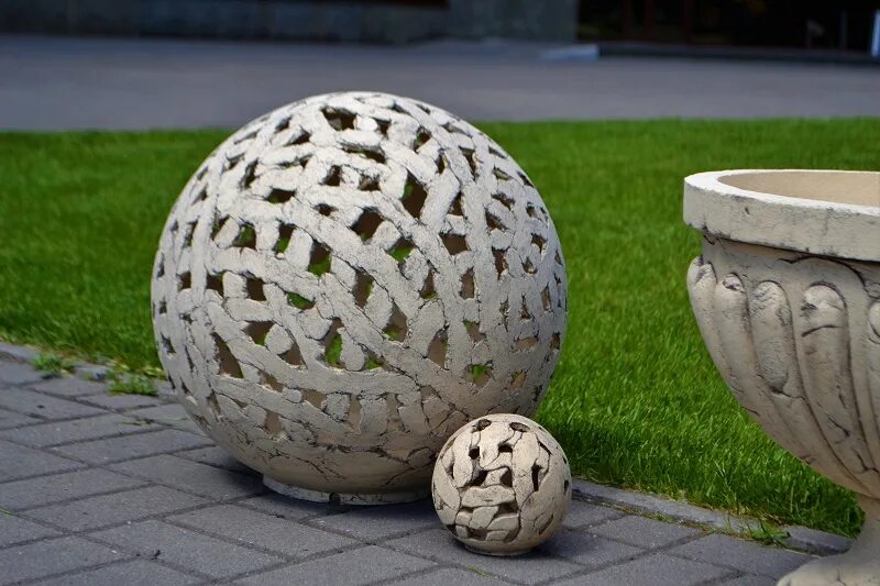 Купить шар для сада. Декоративный шар для сада. Керамические шары для сада. Шары из шамота для сада. Керамический шар для сада.