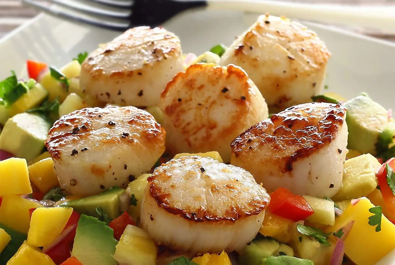Гребешки морские обжаренные. Scallops гребешки. Морской гребешок. Гребешки блюдо. Как вкусно приготовить гребешки.