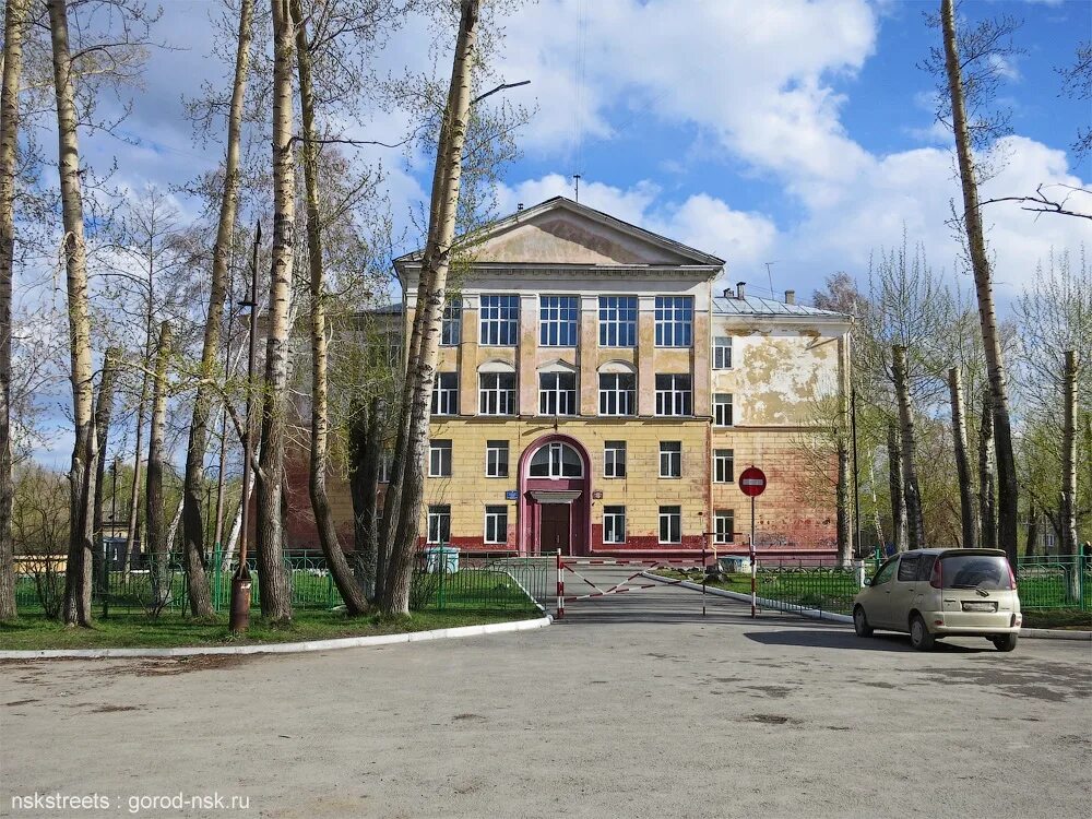 Школа 78 новосибирск. Библиотека Макаренко Новосибирск. Первая школа на улице Макаренко. Школа номер 78 Новосибирск Калининский район ул Макаренко.