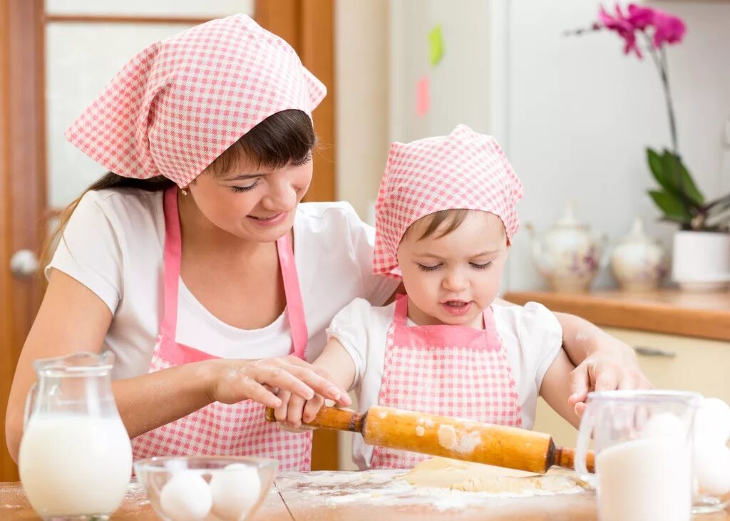 Мама готовит с ребенком. Кухня для детей. Готовка с детьми. Ребенок помогает маме. Совместная готовка с детьми.