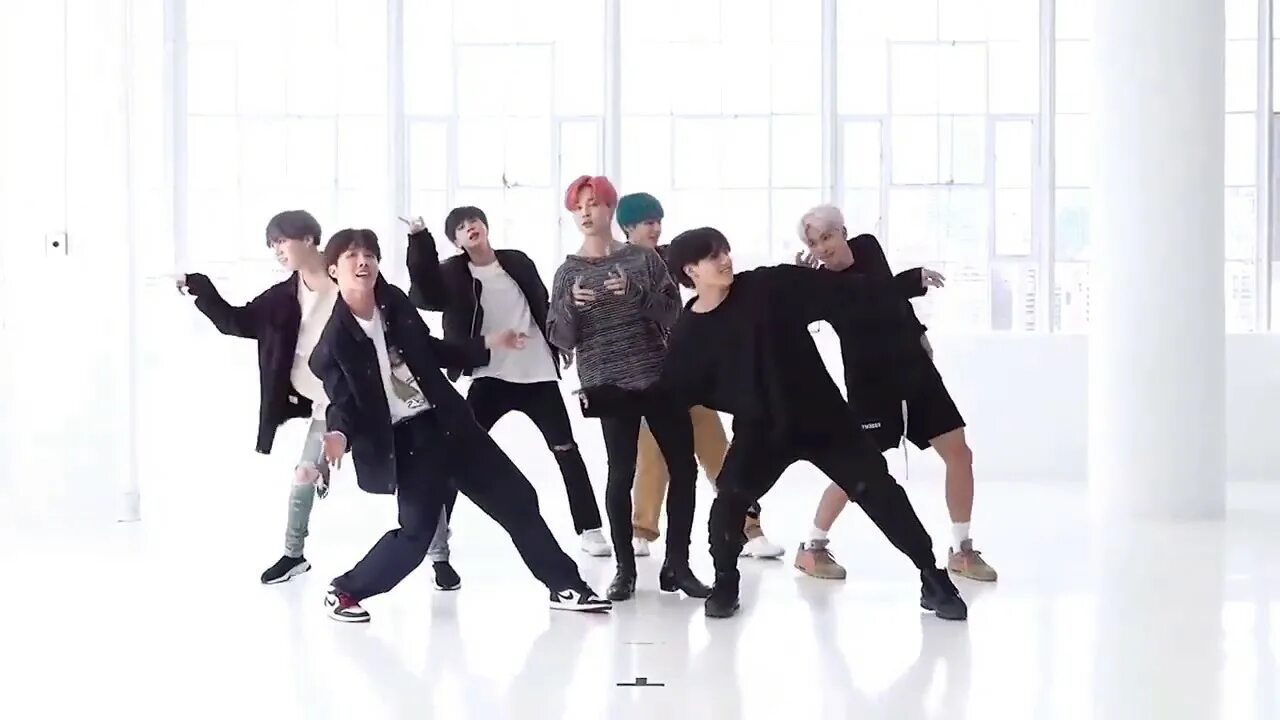 Бтс танцы. Бтс корейская группа на сцене. Бтс танцуют. Танцующие bts. Бтс и их танец.