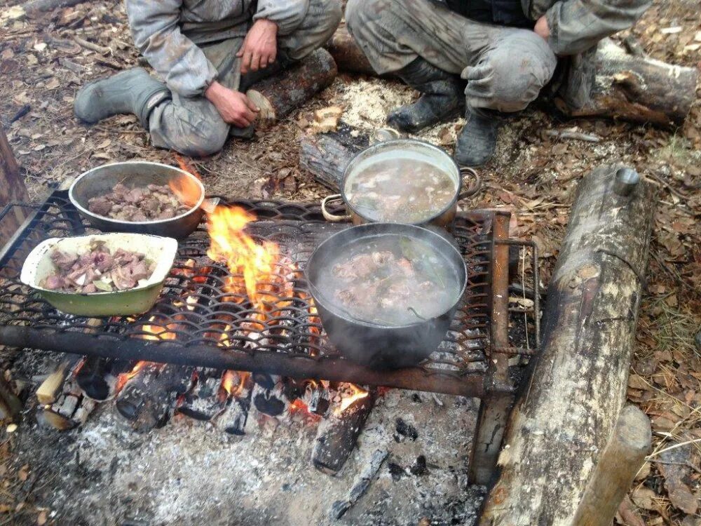 Пища в полевых условиях. Обед охотника. Еда охотника. Обед охотника в лесу. Охотничья кухня на природе.