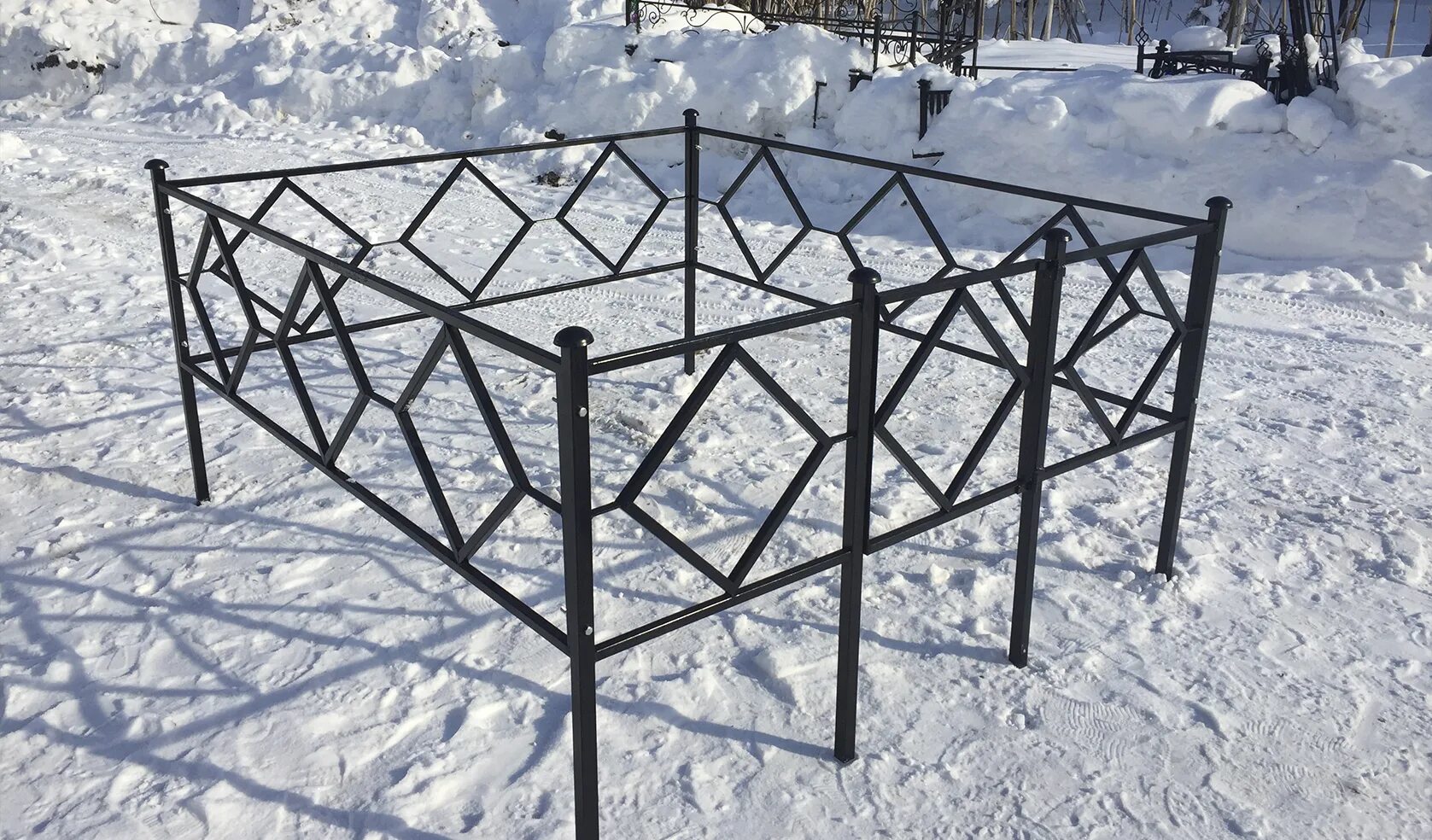 Кованые ограждения. Ограда венеция 2. Кованые ограды. Кованые оградки на цепях. Ограда на могилу иваново.