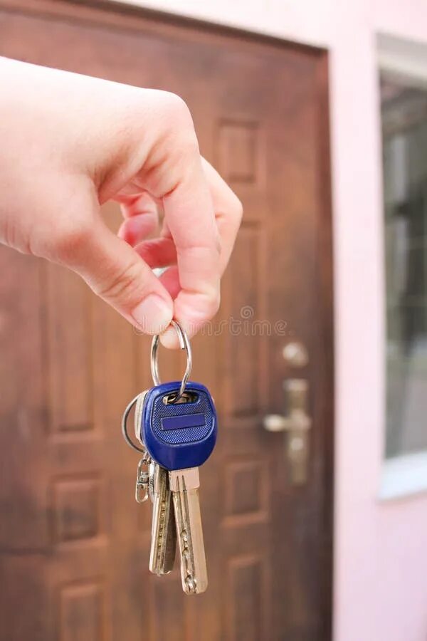 Запиши по группам ключи от квартиры. Ключи от квартиры в руке. Ключ рука квартира. Долгожданные ключи от квартиры. Ключи от новой квартиры в руках.