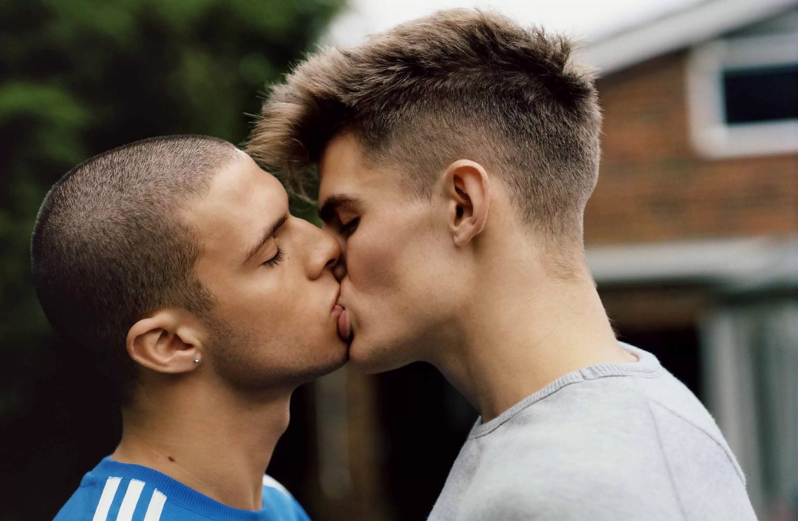 Мужчины целуются. Поцелуй двух мужчин. Однополый поцелуй. Парень целует парня.