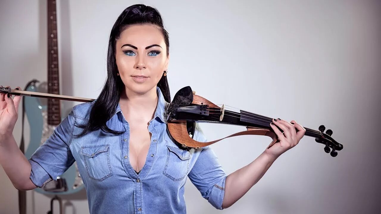 Christina Kiseleff Violin. Скрипачка пришла чтобы репетировать