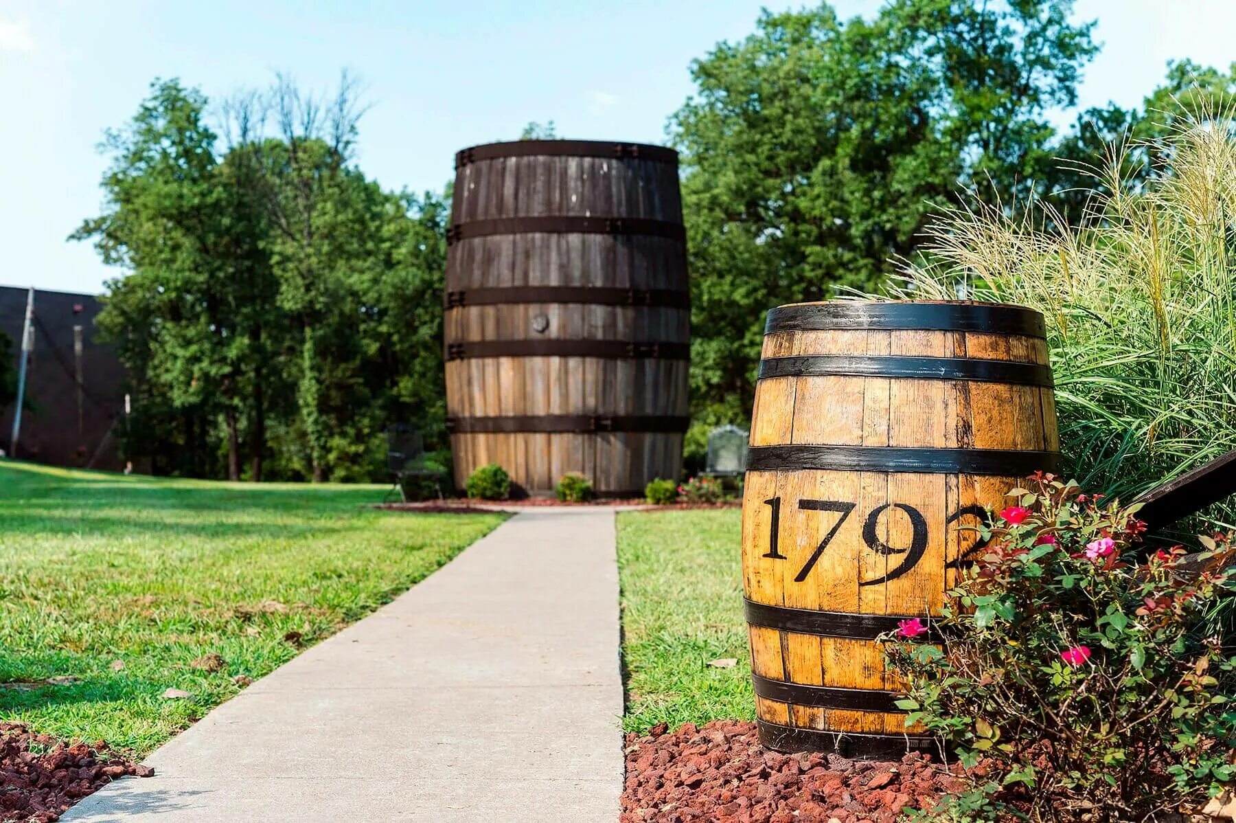 Whiskey distillery. Винокурня highland park. Вискикурня whisky distillery. Вискикурни шотландии. Винокурни шотландии.