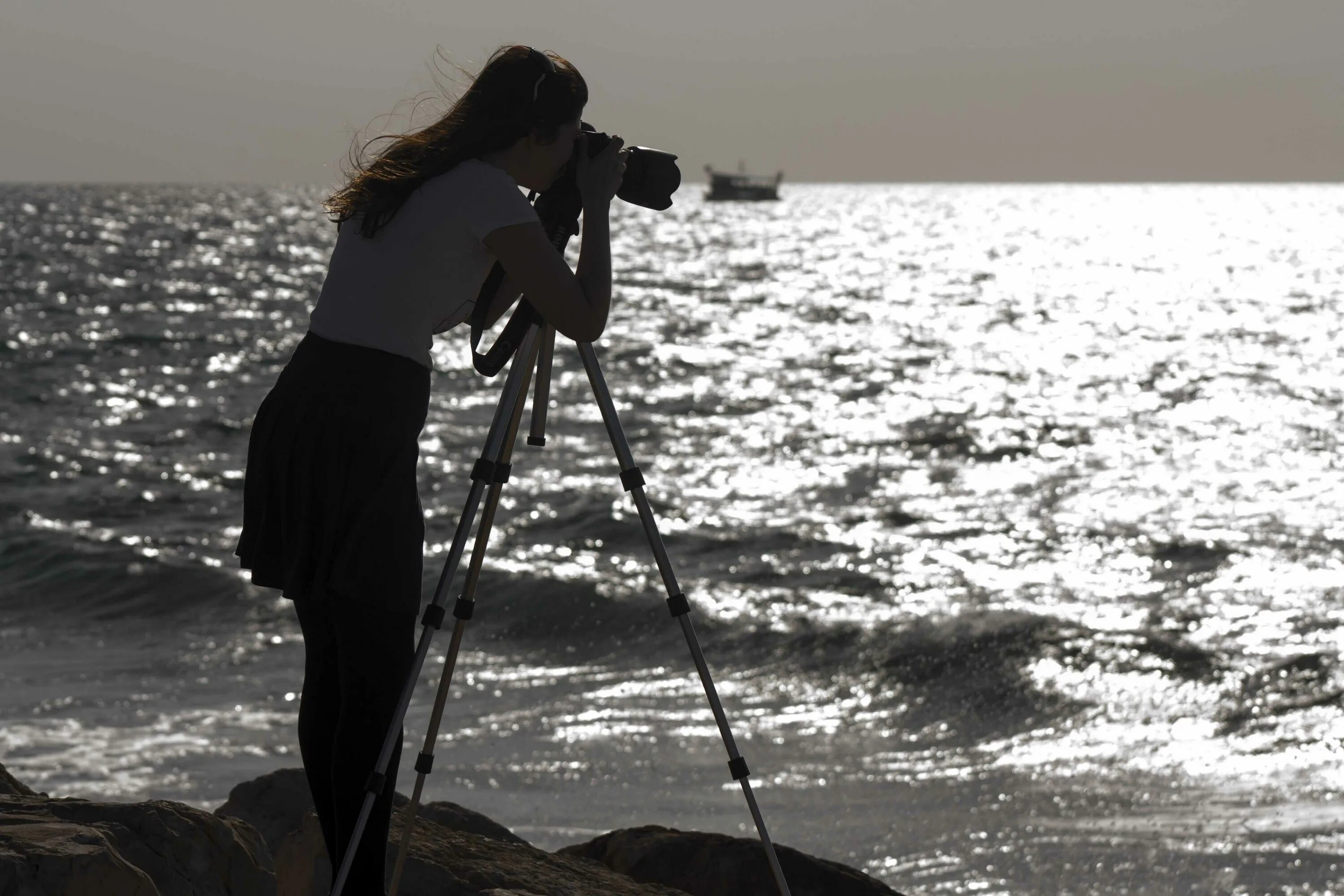 Девушка фотограф. Фотосъемка на море. Девушка с фотоаппаратом. Фотограф со спины. Как одновременно снимать видео и слушать музыку