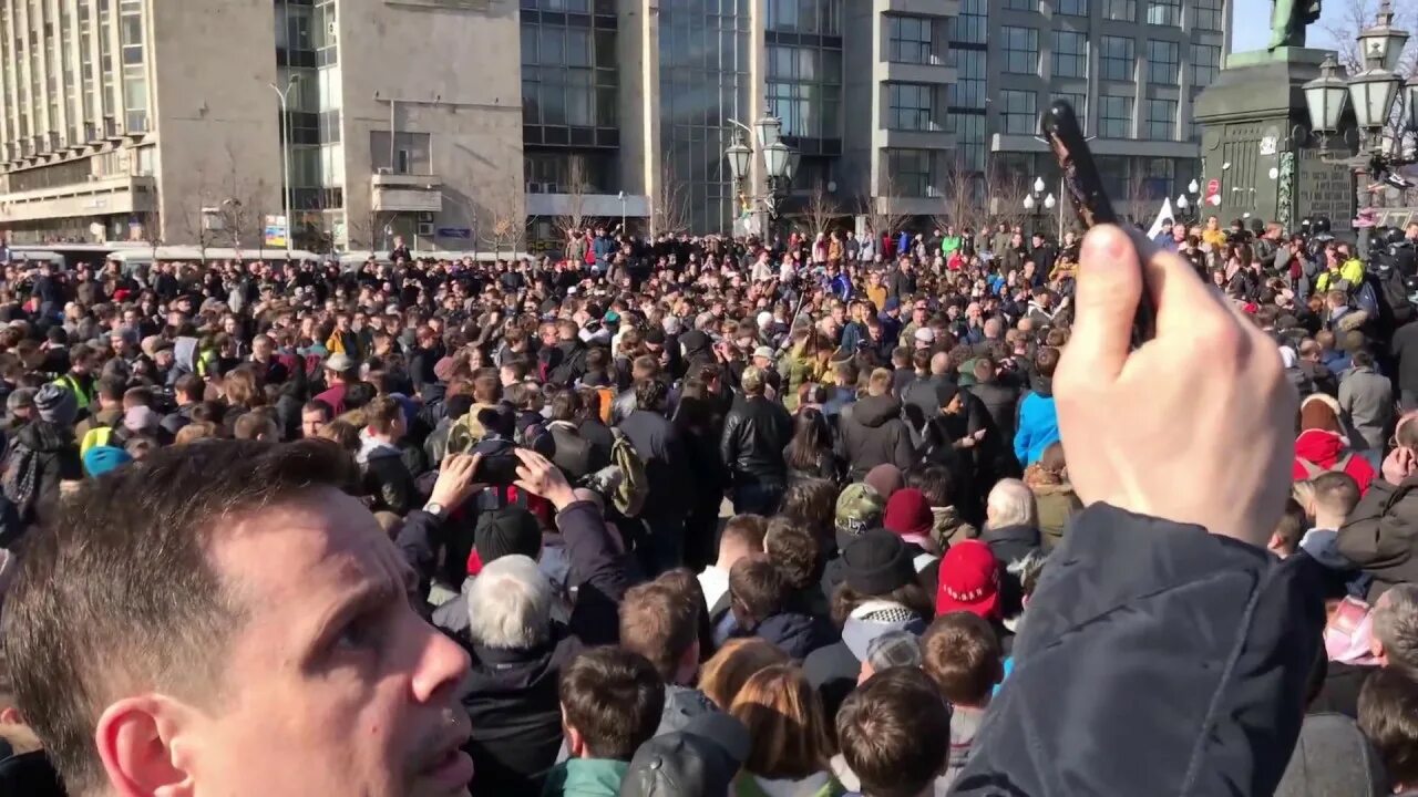 Навальный митинг он вам не Димон 2017. Митинги в Москве апрель 2018. Митинг на Пушкинской площади. Он на не Димон митинг Москва. Митинги видео прямая