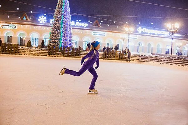 Прокат коньков уфа. Каток на Гостином дворе Уфа. Каток Гостиный двор. Катки в Уфе Гостиный двор. Каток Гостиный двор СПБ.