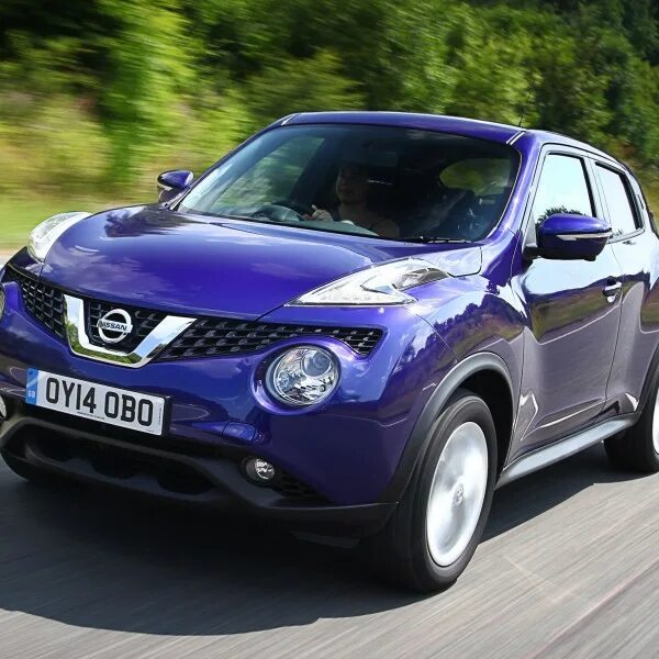 Nissan juke interior. Nissan qashqai vs nissan juke. Ниссан жук 2015 фото. Ниссан кашкай жук. Ниссан кашкай жук.