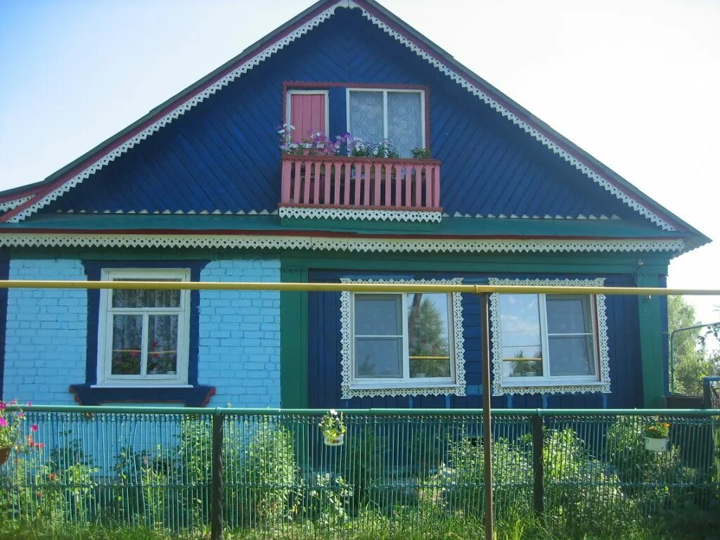 Фасады деревенских домов. Фасады деревенских домов. Бирюзовый дачный домик. Крашена деревня. Деревня крутец ярославская область.