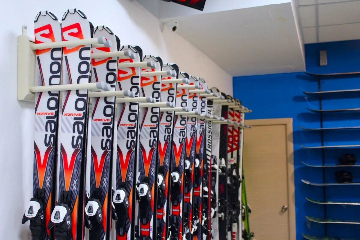 Стоимость проката лыж. Горнолыжный инвентарь. Оборудование для горных лыж. Инвентарь горнолыжника. Хранение лыж.