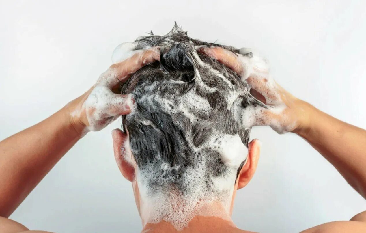 Мыло шампунь мужской. Мытье волос. Мытье головы мужчине. Мытье волос мужчина. Мужчина моет волосы.